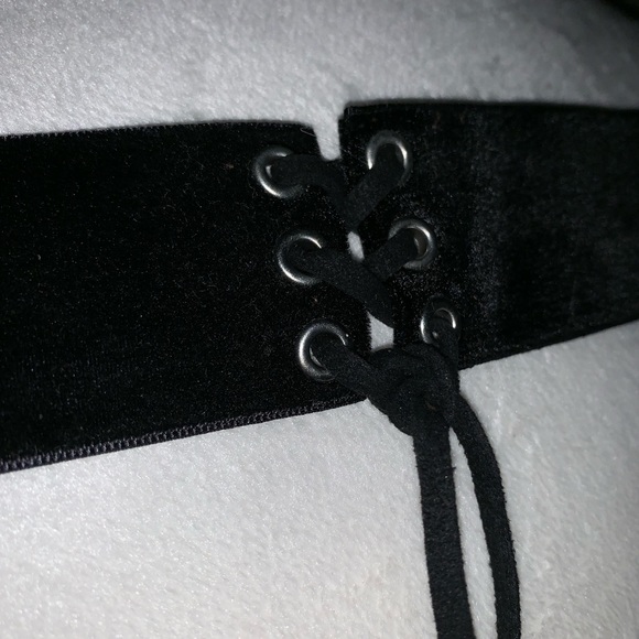 Velvet Lace Up Choker - Picture 4 of 7
